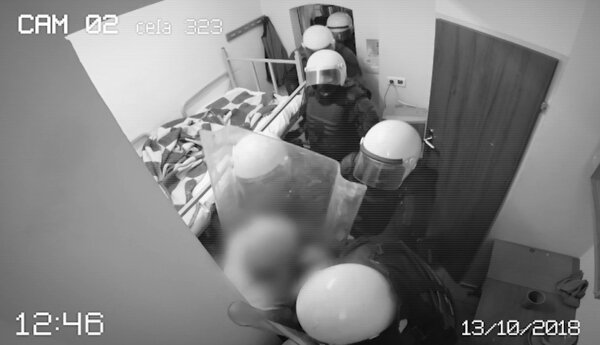 Uporczywa odmowa opuszczenia celi i pies poszukujący narkotyków