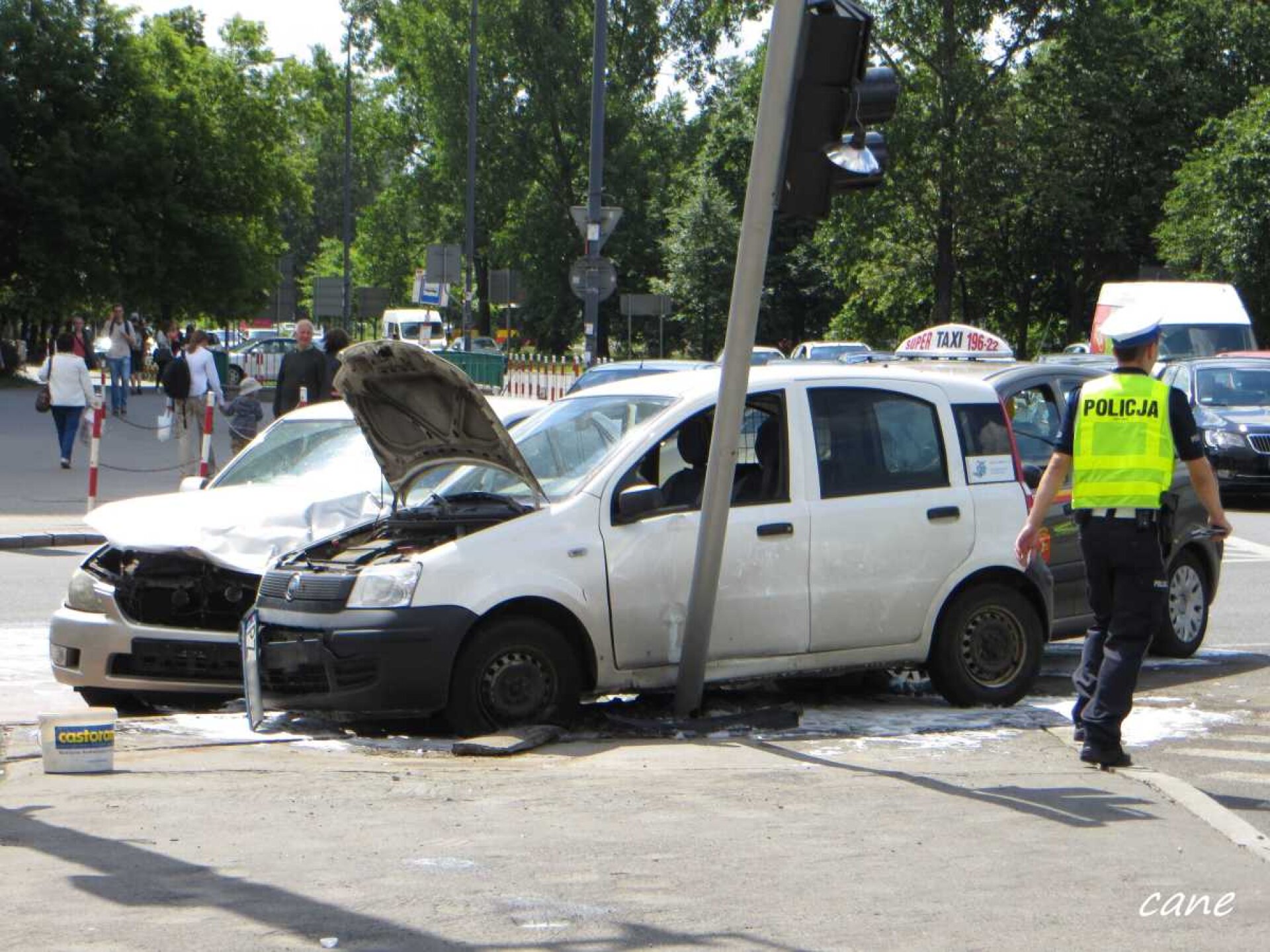 Wypadek w centrum Warszawy. Taksówka, lexus i fiat panda