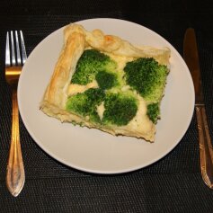 Tarta z ciasta francuskiego z brokułami